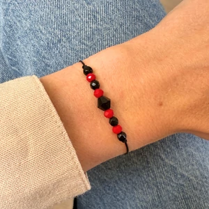 Ónix piros zsineg karkötő