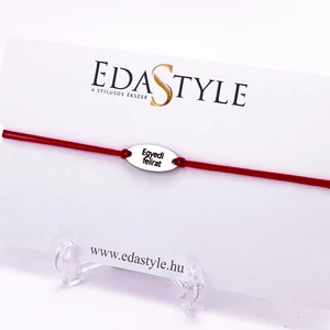 Gravírozott ovális medálos piros zsineg karkötő