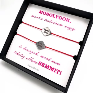 Testvér karkötő EGYEDI gravírozott rombusz medállal Piros