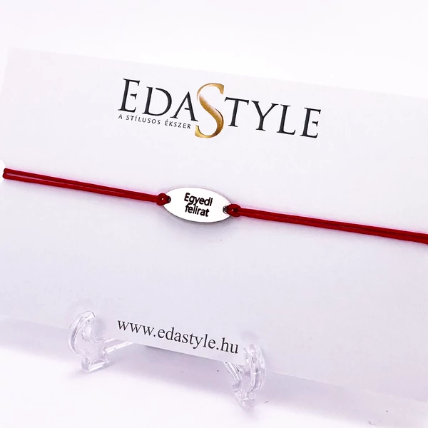 Gravírozott ovális medálos piros zsineg karkötő